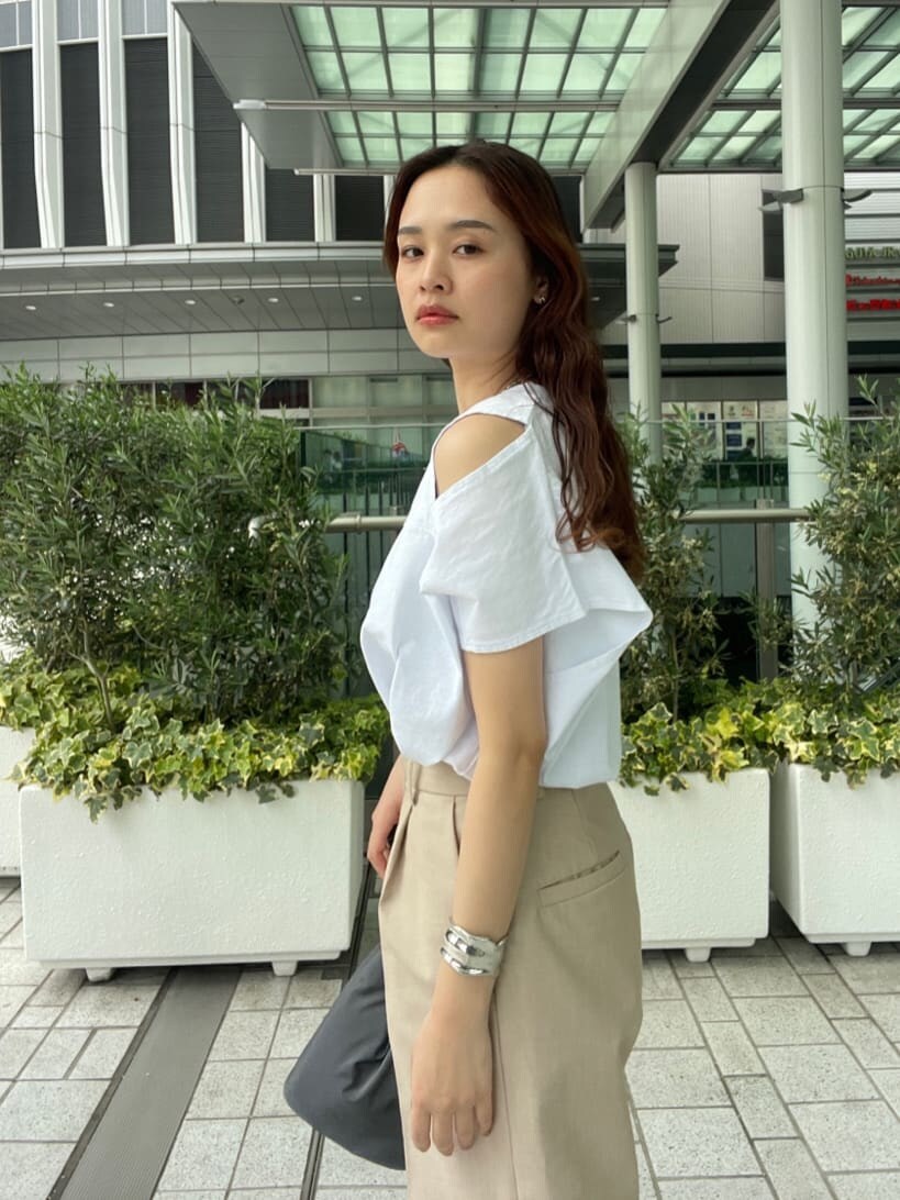 ベージュ系のその他パンツ、ホワイト系のTシャツ/カットソー、グレー系のハンドバッグを着用したレディースの春コーディネートの4枚目の写真