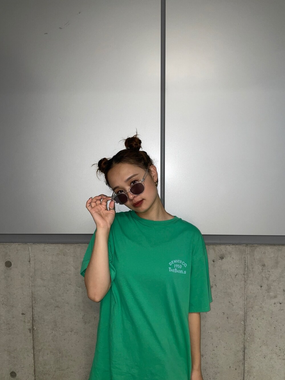 ブルー系のデニムパンツ、オレンジ系のTシャツ/カットソーを着用したレディースの夏コーディネートの4枚目の写真