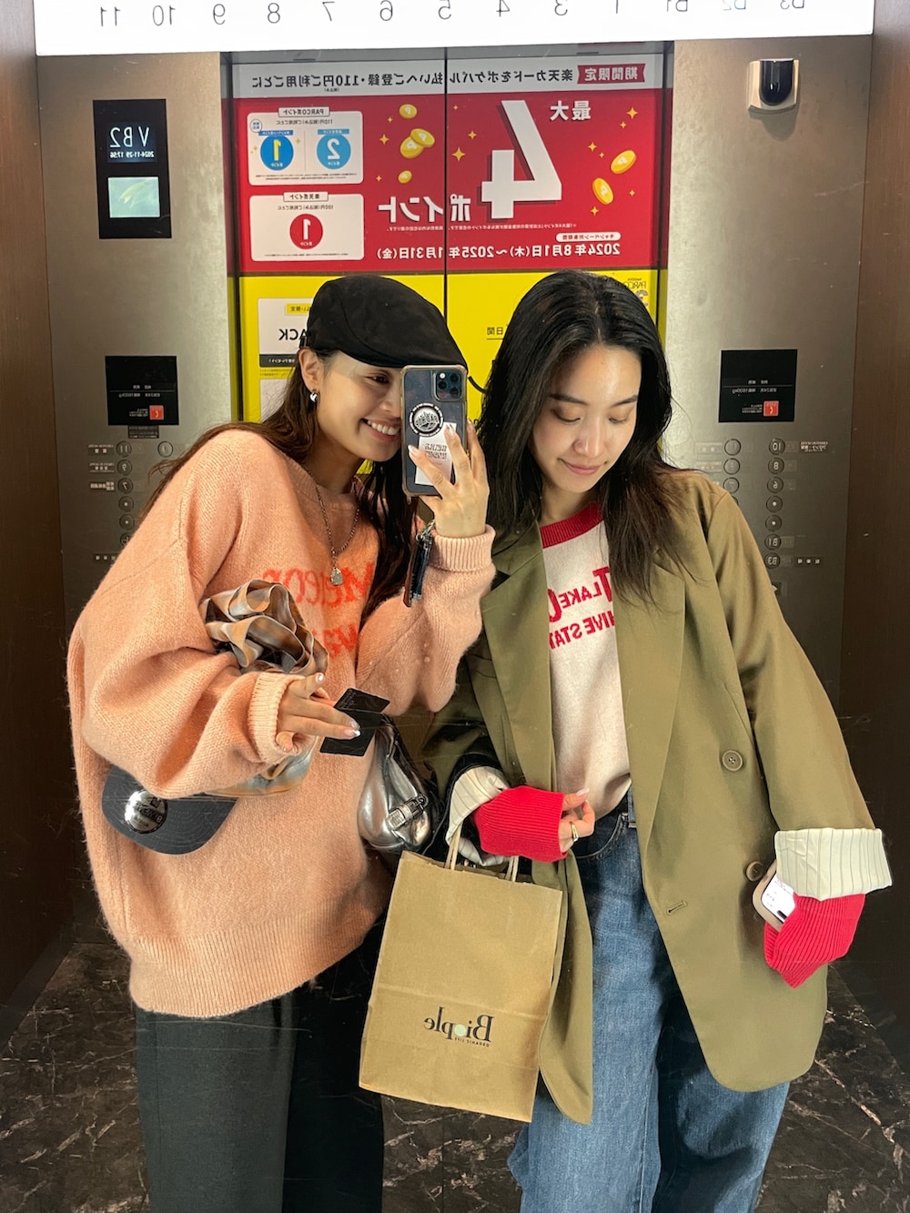 グリーン系のテーラードジャケット、グレー系のその他パンツ、レッド系のニット/セーターを着用したレディースの秋コーディネートの2枚目の写真