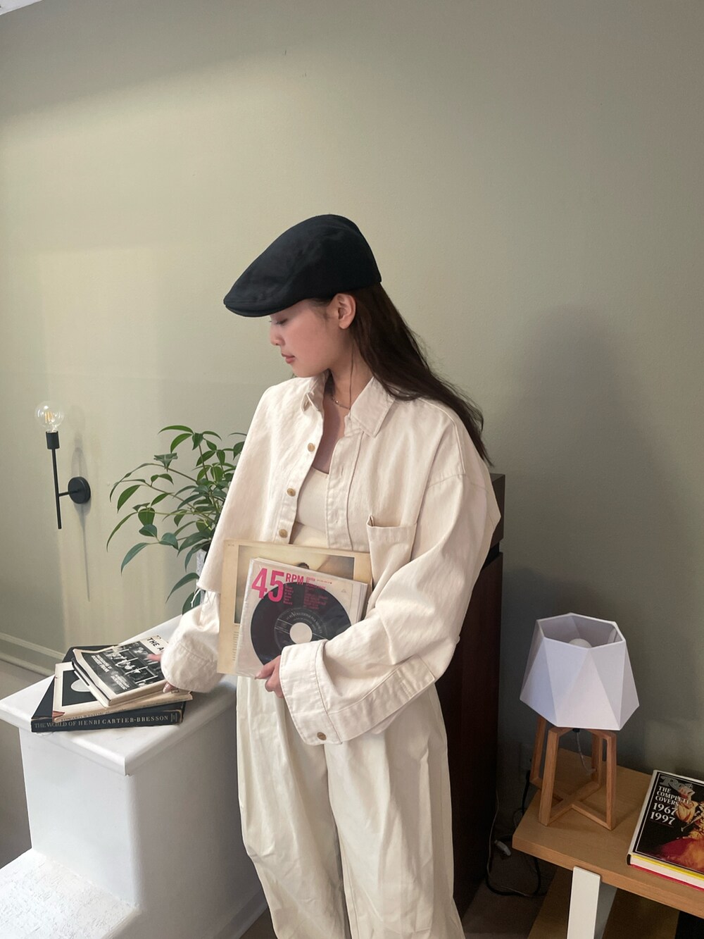 ホワイト系のシャツ/ブラウス、ホワイト系のチノパンツを着用したレディースの冬コーディネートの5枚目の写真