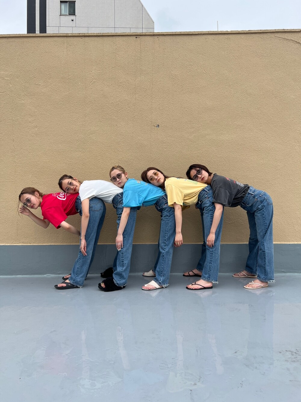 ブルー系のデニムパンツ、ブルー系のデニムパンツ、ブルー系のTシャツ/カットソーを着用したレディースの夏コーディネートの2枚目の写真