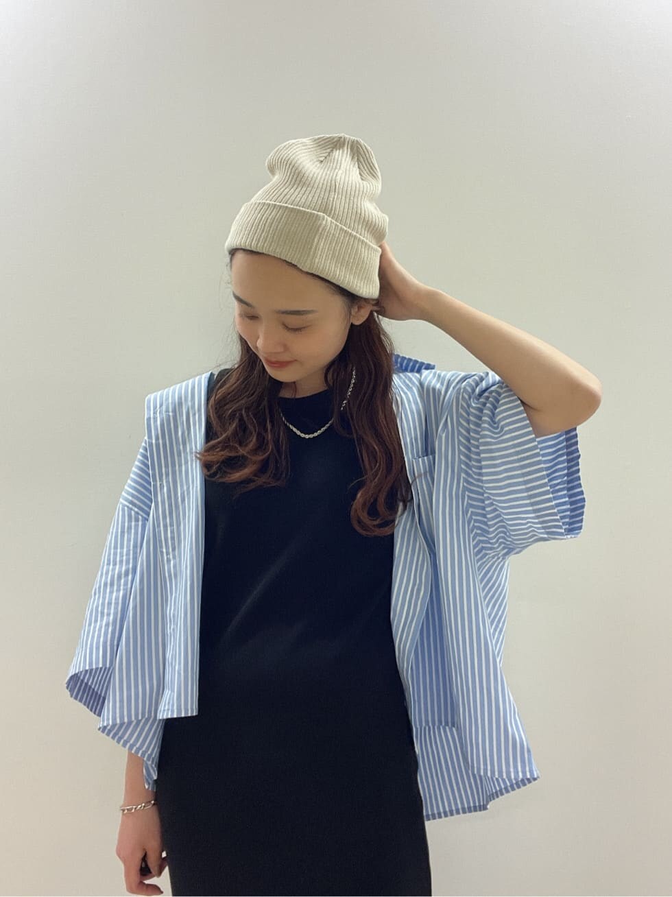 ブラック系のワンピース、ブルー系のシャツ/ブラウス、シルバー系のネックレスを着用したレディースの春コーディネートの2枚目の写真