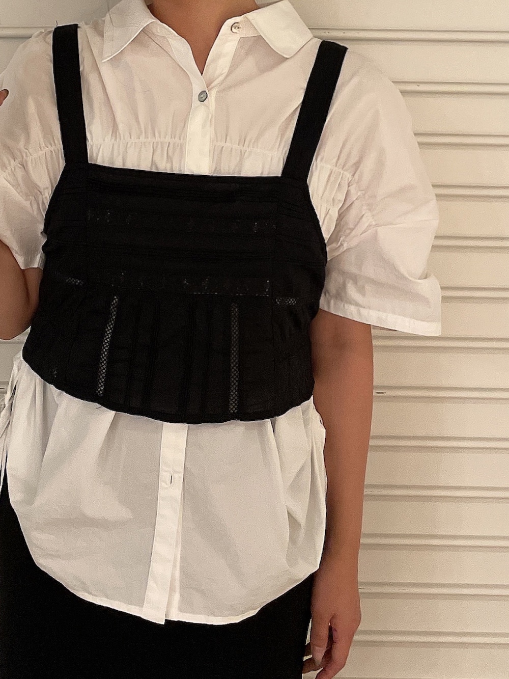 ブラック系のスカート、ホワイト系のシャツ/ブラウス、ブラック系のキャミソールを着用したレディースの夏コーディネートの5枚目の写真