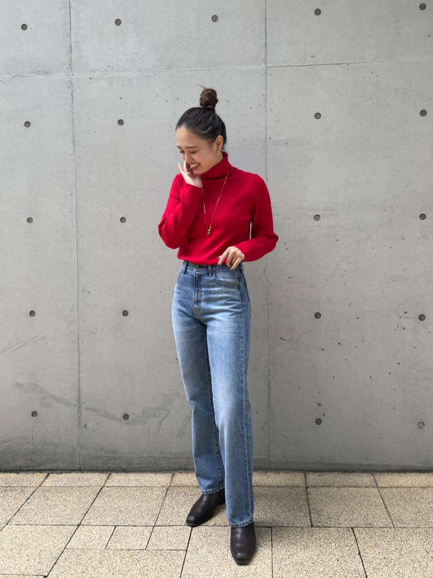 ブルー系のデニムパンツ、ブラウン系のその他アウター、レッド系のニット/セーターを着用したレディースの秋コーディネートの5枚目の写真