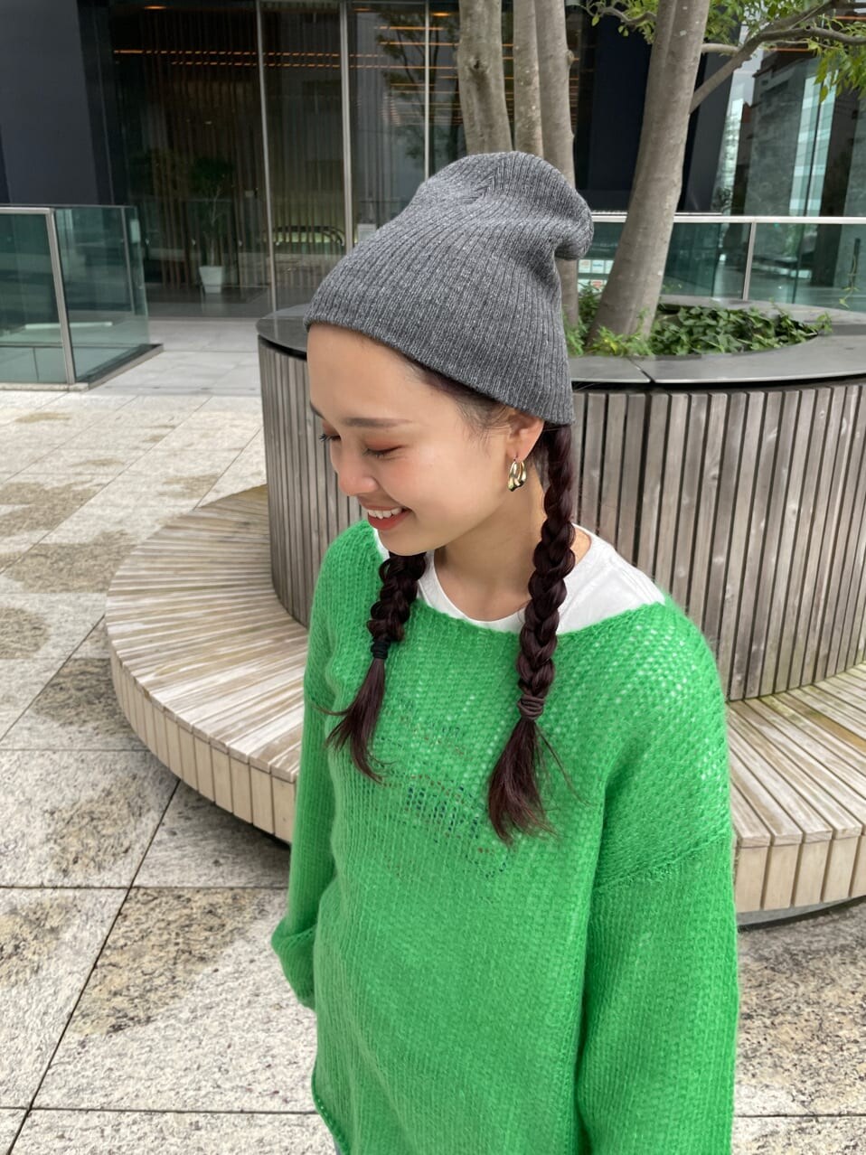 ブルー系のデニムパンツ、ホワイト系のTシャツ/カットソー、グリーン系のニット/セーターを着用したレディースの秋コーディネートの8枚目の写真