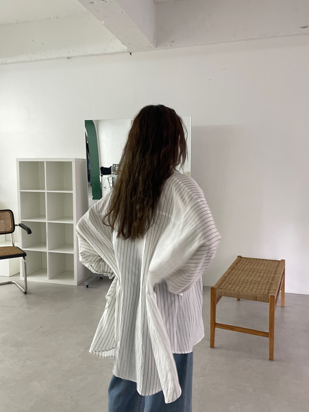 ホワイト系のシャツ/ブラウス、ブルー系のデニムパンツを着用したレディースの秋コーディネートの3枚目の写真