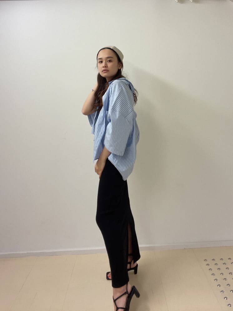 ブラック系のワンピース、ブルー系のシャツ/ブラウス、シルバー系のネックレスを着用したレディースの春コーディネートの7枚目の写真