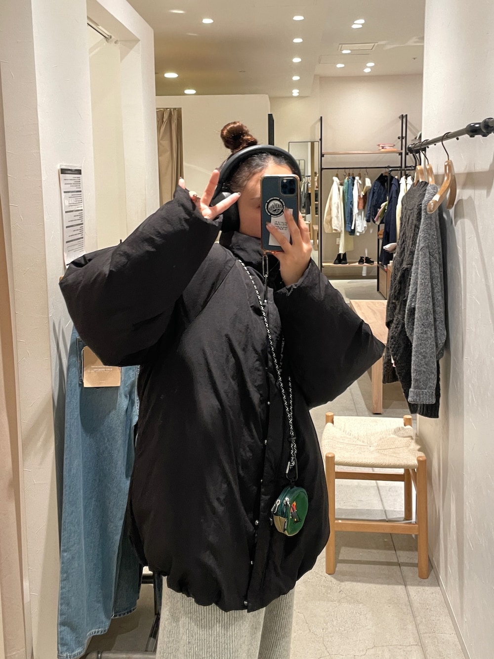 ブラック系のブルゾン、グレー系のその他パンツを着用したレディースの冬コーディネートの4枚目の写真