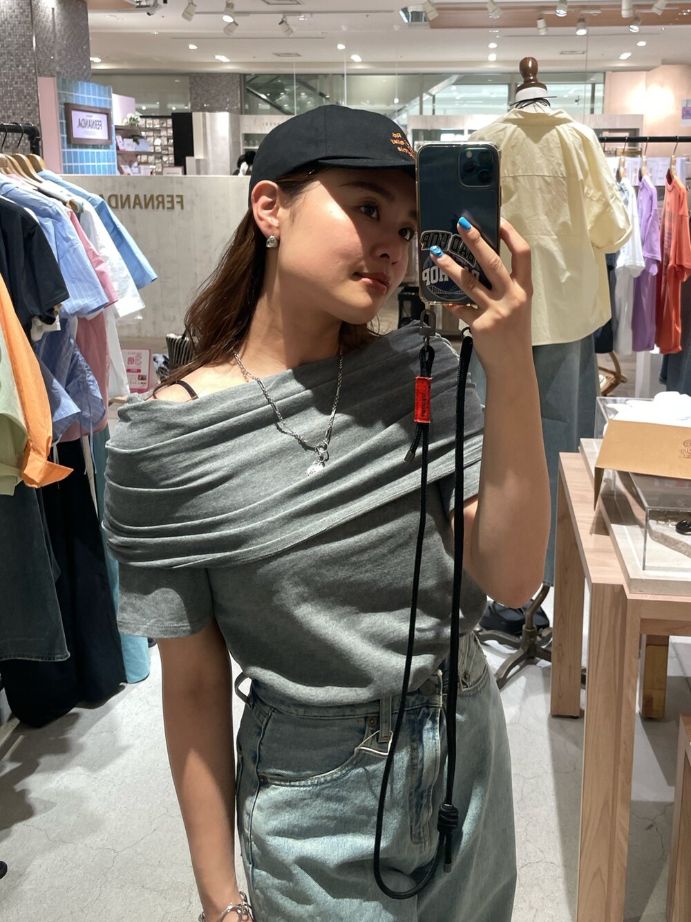 ブルー系のデニムパンツ、グレー系のTシャツ/カットソー、シルバー系のネックレスを着用したレディースの春コーディネートの3枚目の写真