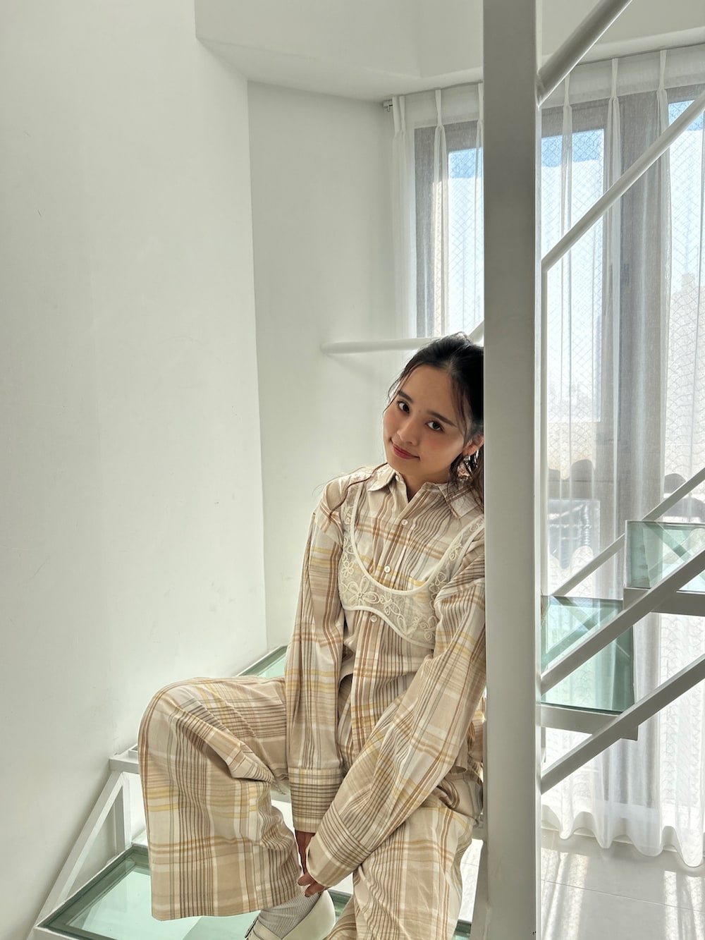 ベージュ系のシャツ/ブラウス、ベージュ系のその他パンツ、ホワイト系のシャツ/ブラウスを着用したレディースの冬コーディネートの2枚目の写真