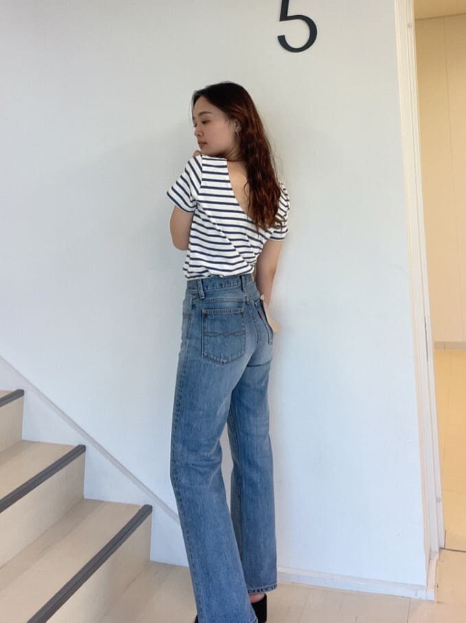 ブルー系のデニムパンツ、ブラック系のサンダル、ブルー系のシャツ/ブラウスを着用したレディースの夏コーディネートの8枚目の写真
