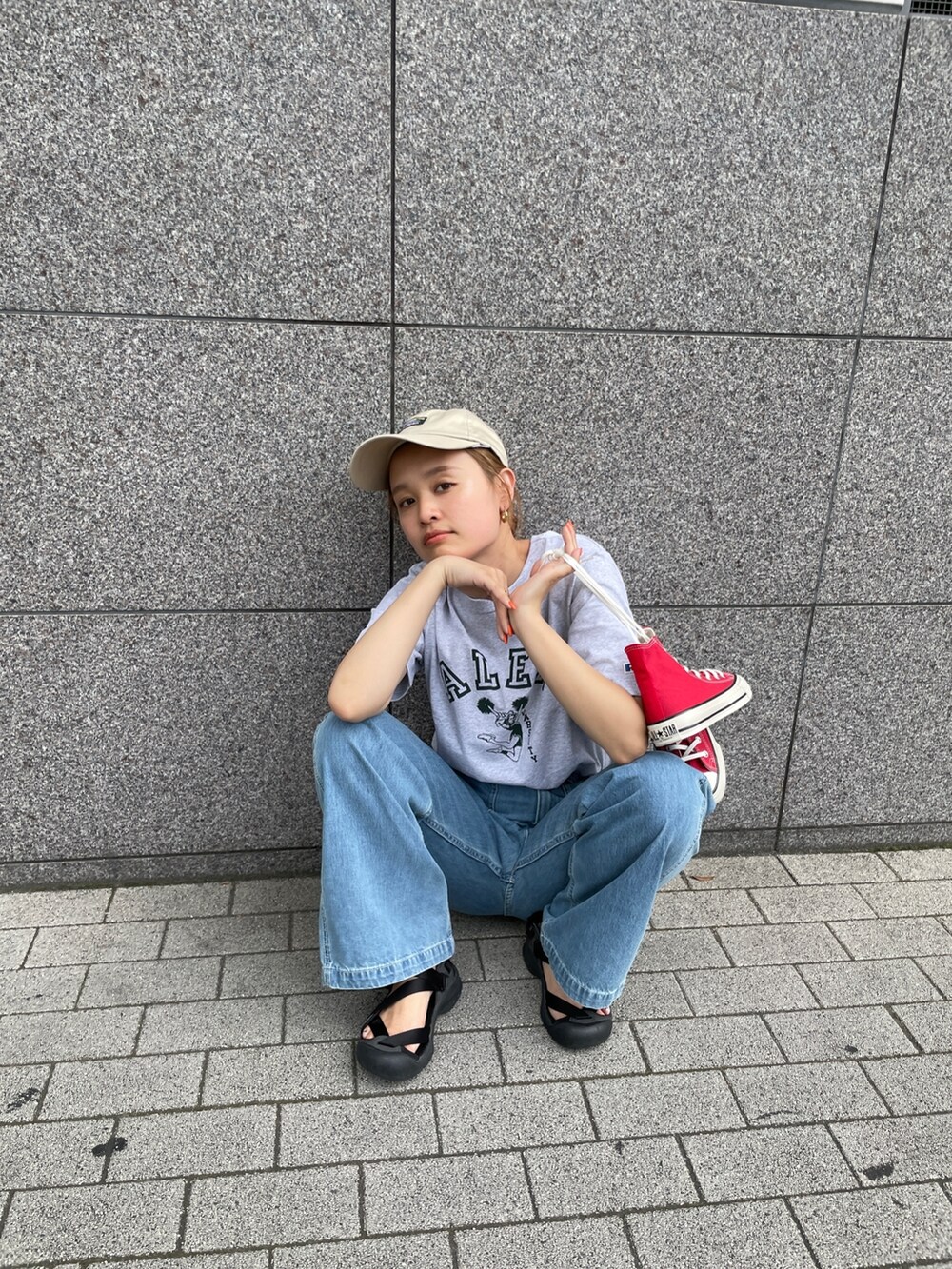 グレー系のTシャツ/カットソー、ブルー系のデニムパンツを着用したレディースの春コーディネートの6枚目の写真