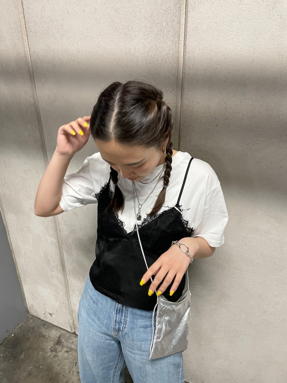 シルバー系のショルダーバッグ、ブルー系のデニムパンツ、ホワイト系のTシャツ/カットソーを着用したレディースの春コーディネートの3枚目の写真