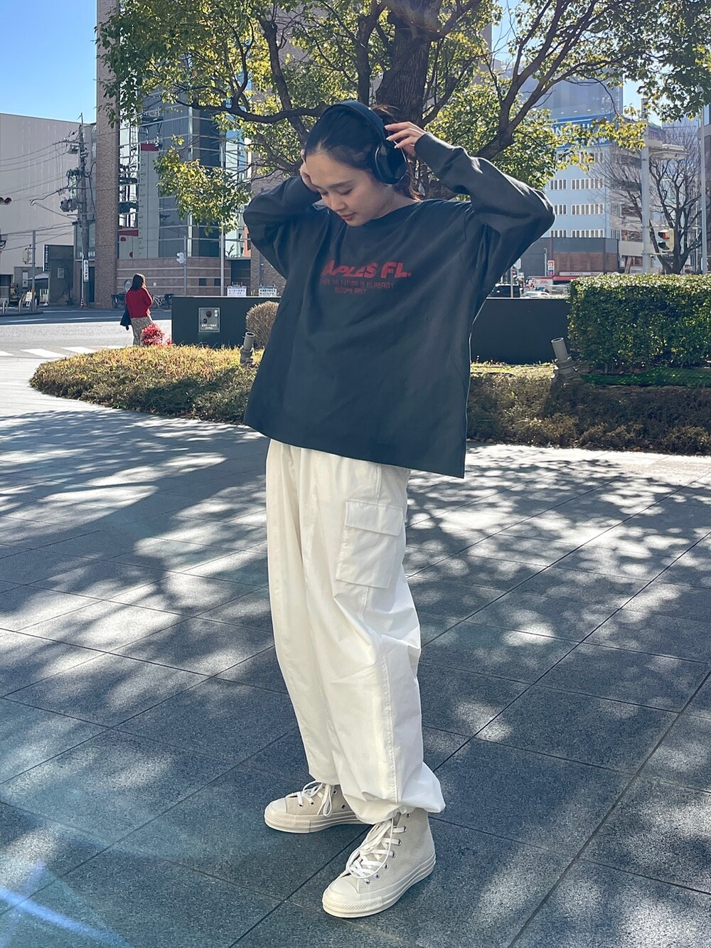 グレー系のTシャツ/カットソー、ピンク系のカーゴパンツ、ホワイト系のスニーカーを着用したレディースの冬コーディネートの5枚目の写真