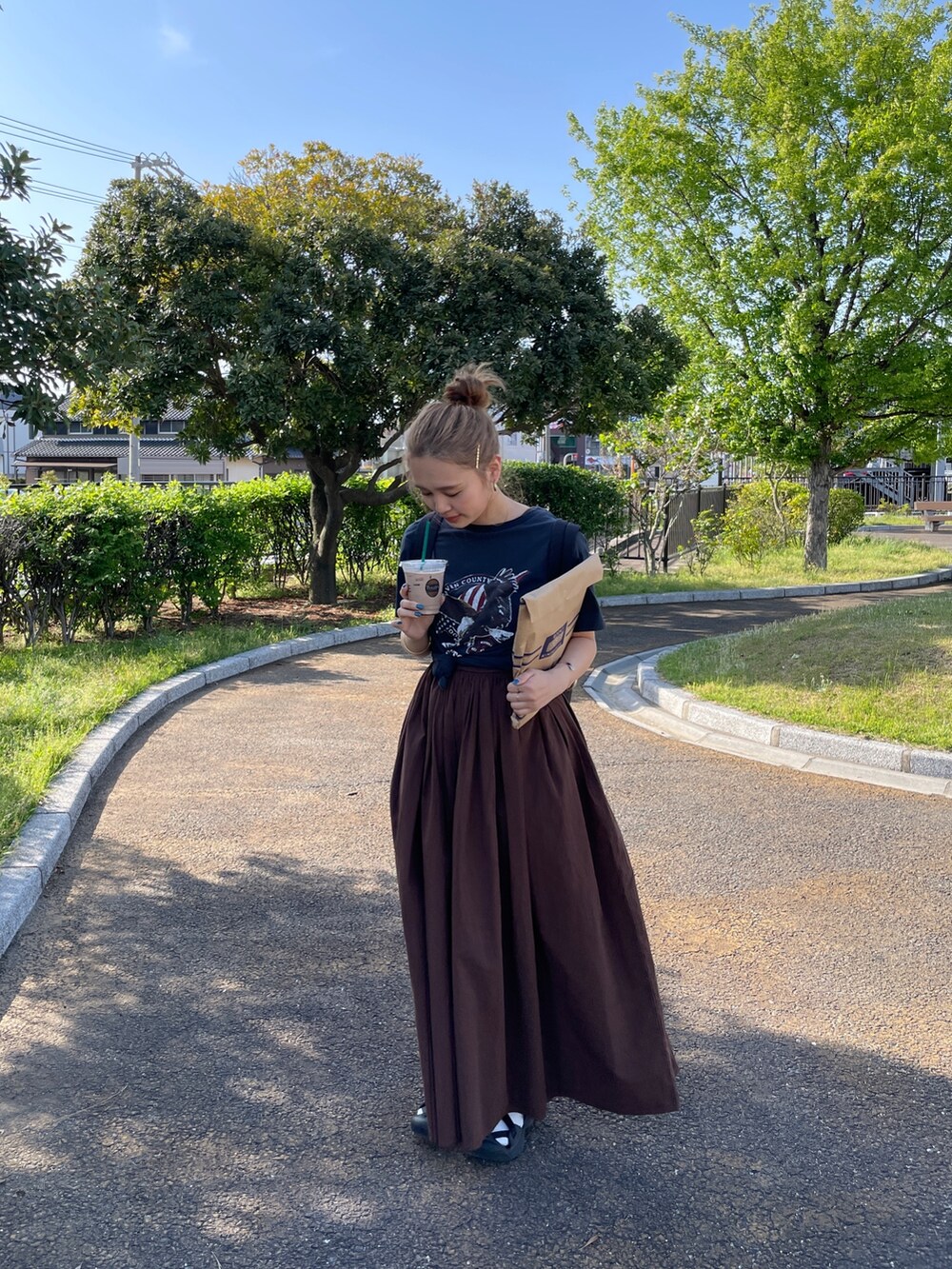 グレー系のTシャツ/カットソー、ブラウン系のワンピースを着用したレディースの春コーディネートの6枚目の写真