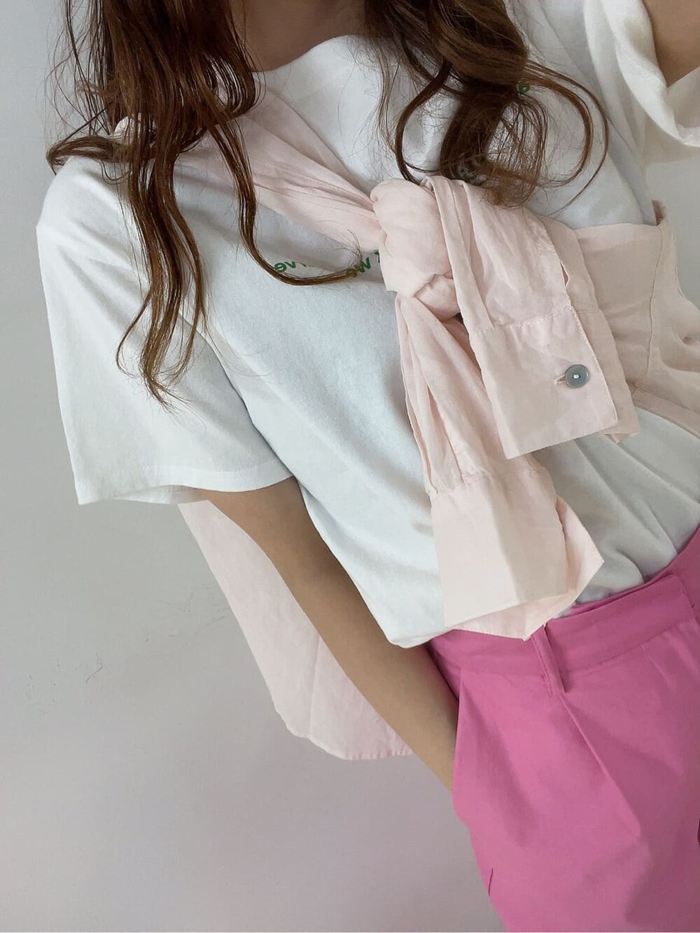 ピンク系のスラックス、ピンク系のシャツ/ブラウス、ホワイト系のサンダルを着用したレディースの春コーディネートの7枚目の写真