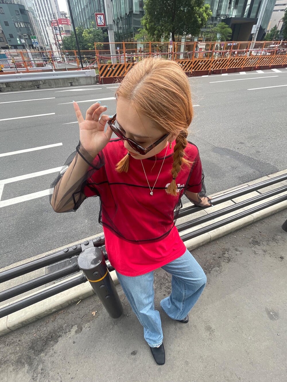 レッド系のTシャツ/カットソー、ブルー系のデニムパンツ、シルバー系のネックレスを着用したレディースの夏コーディネートの8枚目の写真