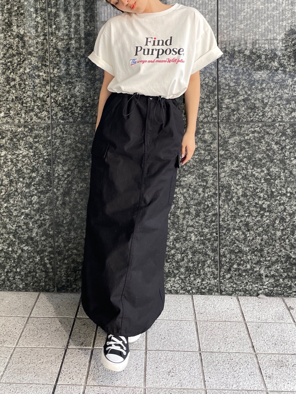 ホワイト系のTシャツ/カットソー、ブラック系のスカート、その他のサングラスを着用したレディースの春コーディネートの4枚目の写真