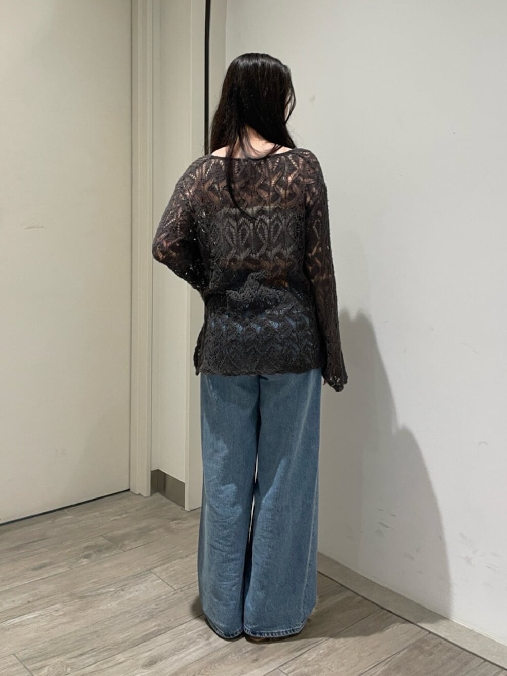 ブルー系のデニムパンツ、ホワイト系のその他シューズ、グレー系のニット/セーターを着用したレディースの夏コーディネートの3枚目の写真
