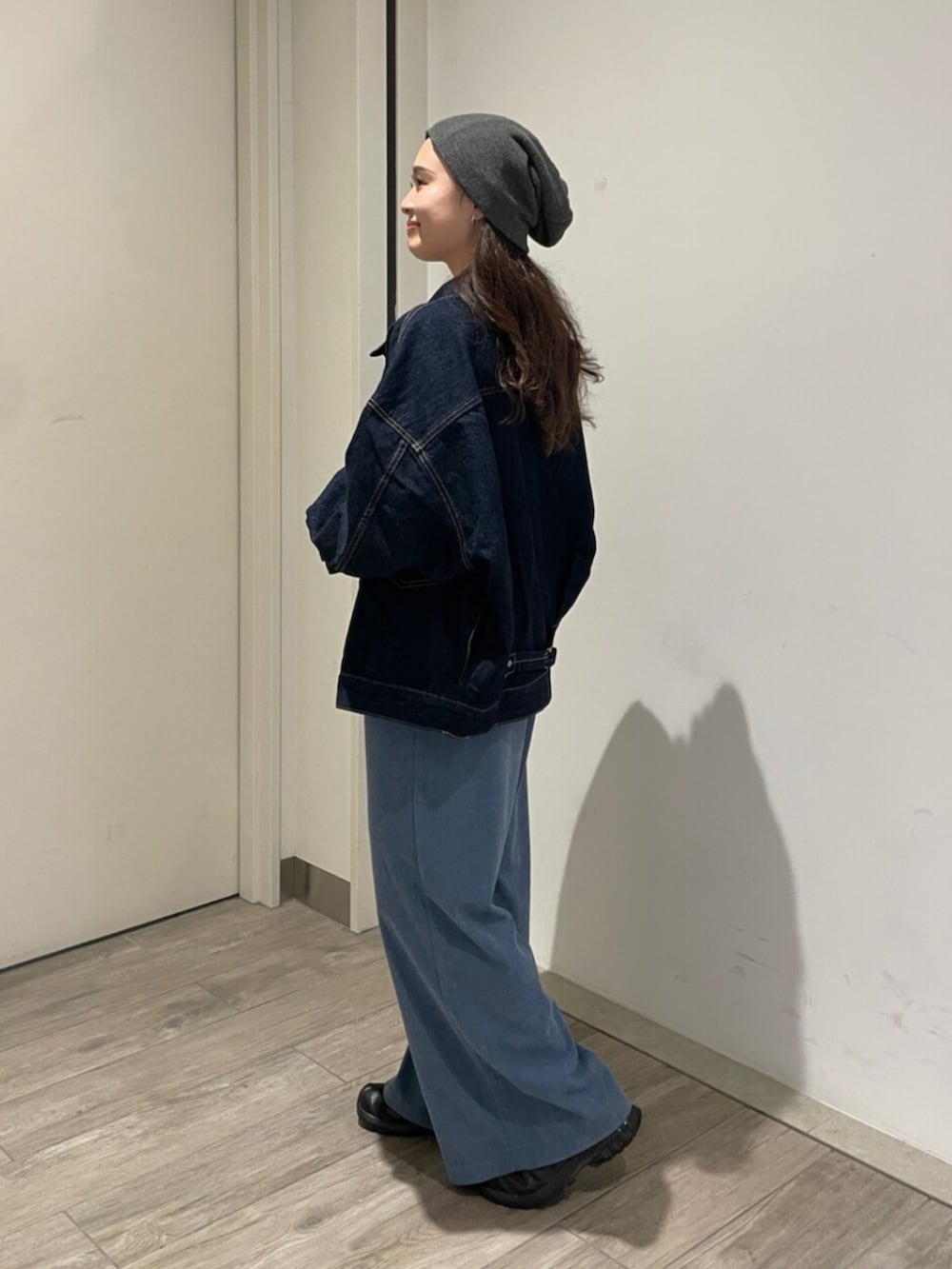 ブルー系のデニムジャケット、ブルー系のその他パンツ、グレー系のニットキャップ/ビーニーを着用したレディースの秋コーディネートの2枚目の写真