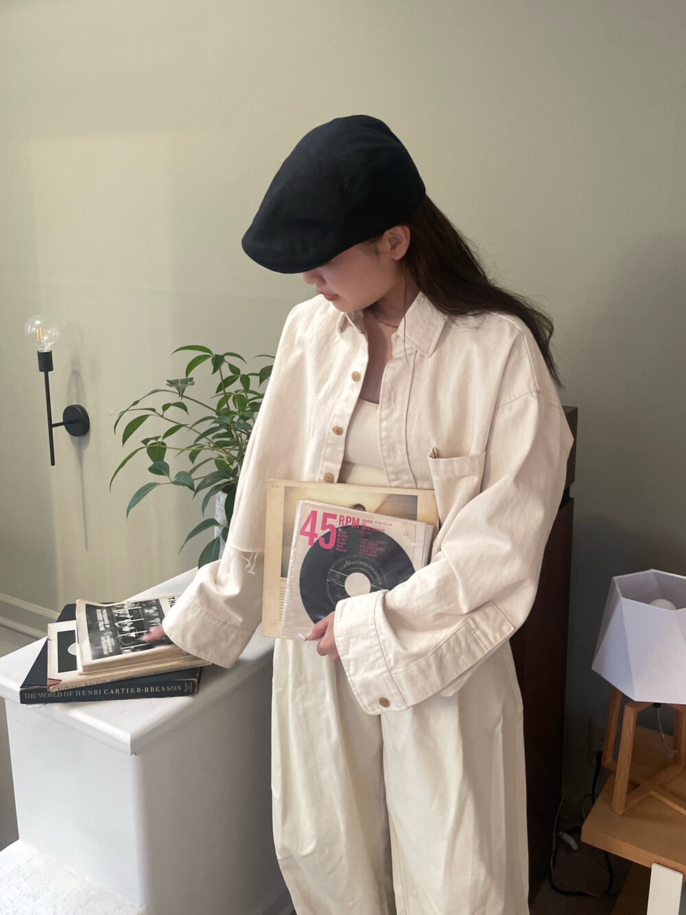 ホワイト系のシャツ/ブラウス、ホワイト系のチノパンツを着用したレディースの冬コーディネートの3枚目の写真