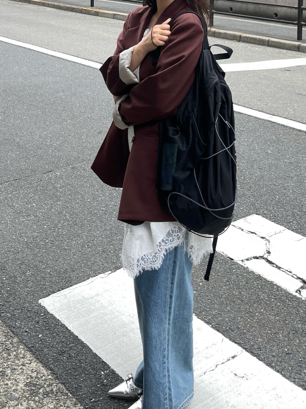 ブルー系のデニムパンツ、ブラウン系のテーラードジャケットを着用したレディースの夏コーディネートの3枚目の写真