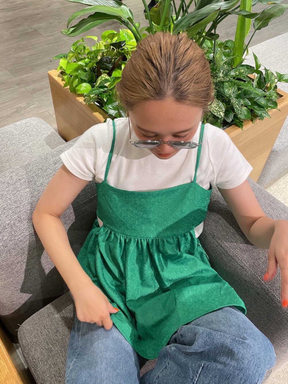 グリーン系のシャツ/ブラウス、ブルー系のデニムパンツ、ホワイト系のTシャツ/カットソーを着用したレディースの春コーディネートの4枚目の写真