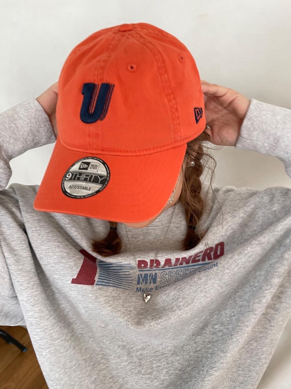 グレー系のスウェット、ホワイト系のその他パンツ、シルバー系のネックレスを着用したレディースの秋コーディネートの3枚目の写真