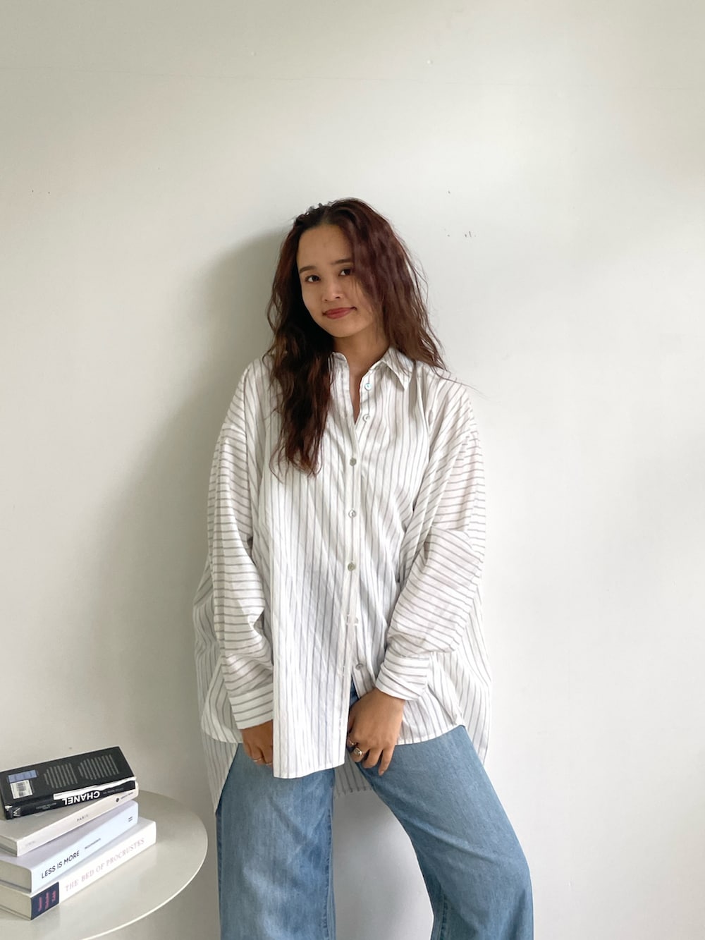 ホワイト系のシャツ/ブラウス、ブルー系のデニムパンツを着用したレディースの秋コーディネートの5枚目の写真