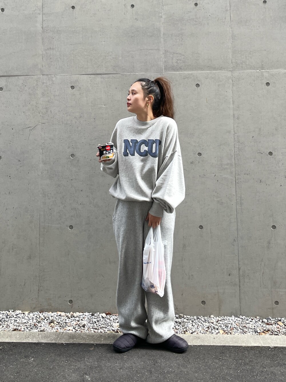 グレー系のその他パンツ、グレー系のスウェットを着用したレディースの冬コーディネートの3枚目の写真