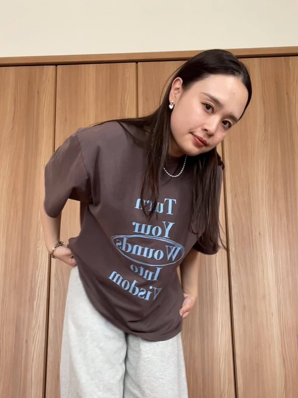 ブラウン系のTシャツ/カットソー、グレー系のスウェットパンツを着用したレディースの春コーディネートの2枚目の写真
