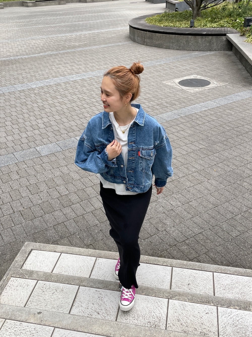 ブルー系のデニムジャケット、ブラウン系のワンピース、ホワイト系のTシャツ/カットソーを着用したレディースの春コーディネートの9枚目の写真