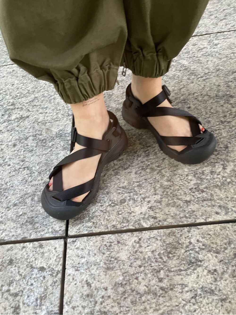 ベージュ系のサロペット/オーバーオール、ホワイト系のシャツ/ブラウスを着用したレディースの春コーディネートの6枚目の写真