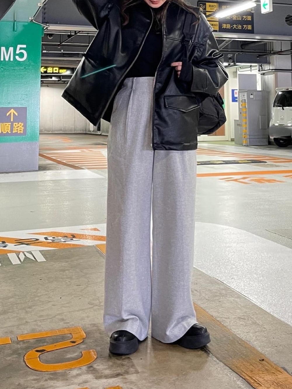 グレー系のその他パンツ、ブラック系のブルゾン、ブラック系のブーツを着用したレディースの冬コーディネートの5枚目の写真