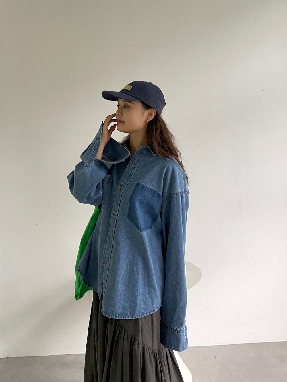 ブルー系のシャツ/ブラウス、グレー系のスカート、グリーン系のトートバッグを着用したレディースの冬コーディネートの4枚目の写真