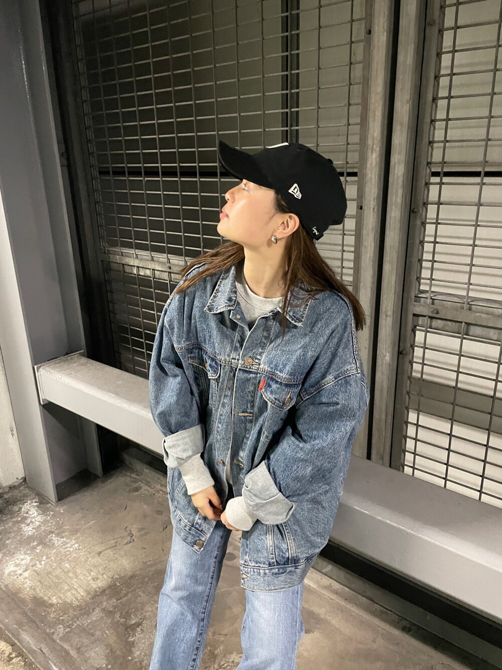 ブルー系のデニムジャケット、ブルー系のデニムパンツ、グレー系のスウェットを着用したレディースの冬コーディネートの4枚目の写真