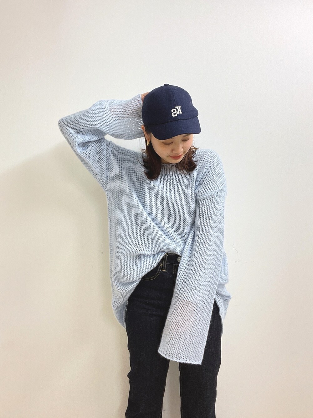 ブルー系のデニムパンツ、ブルー系のニット/セーターを着用したレディースの冬コーディネートの7枚目の写真