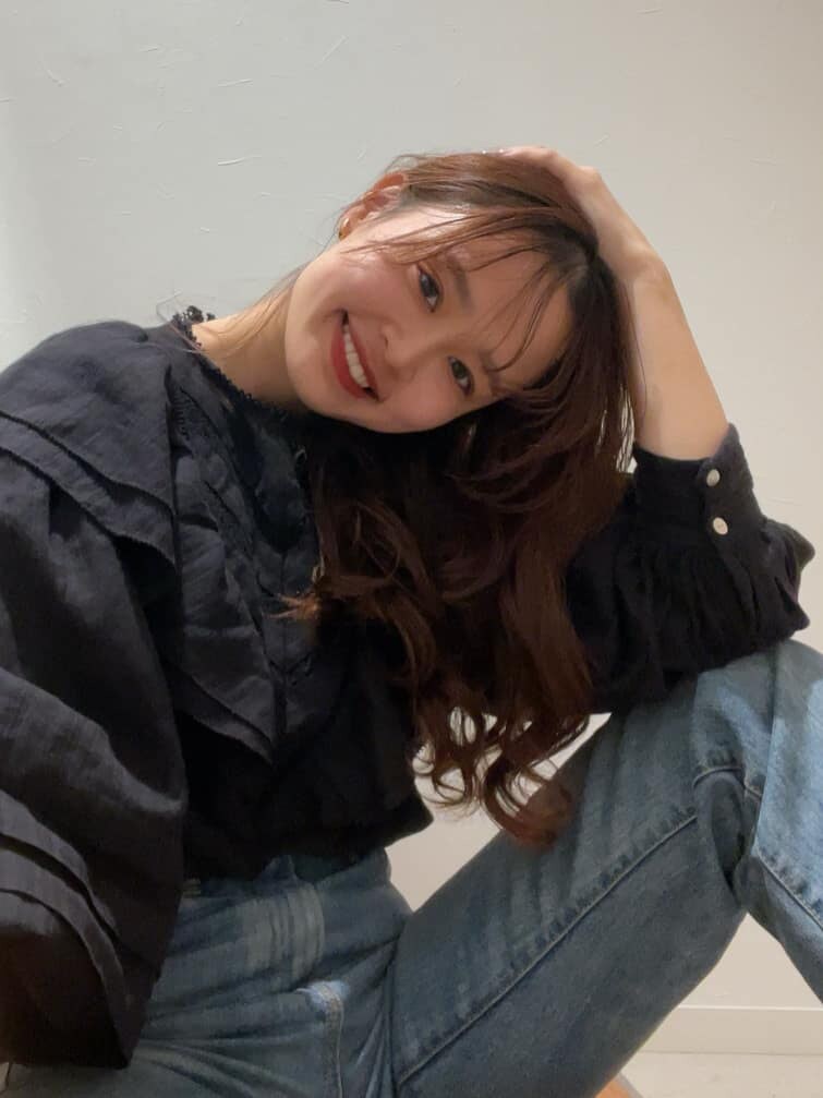 ブラック系のシャツ/ブラウス、ブルー系のデニムパンツを着用したレディースの冬コーディネートの5枚目の写真