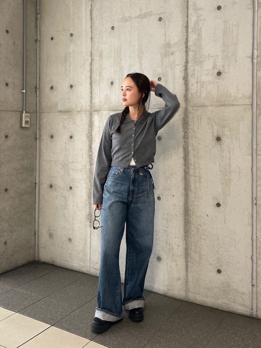 グレー系のカーディガン/ボレロ、ブルー系のデニムパンツを着用したレディースの秋コーディネートの4枚目の写真