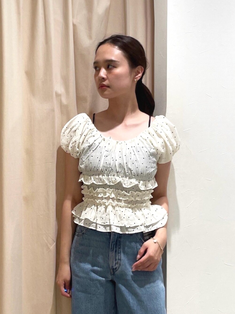 ブルー系のデニムパンツ、その他のシャツ/ブラウス、ブラック系のキャミソールを着用したレディースの夏コーディネートの5枚目の写真
