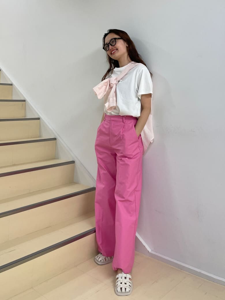 ピンク系のスラックス、ピンク系のシャツ/ブラウス、ホワイト系のサンダルを着用したレディースの春コーディネートの4枚目の写真