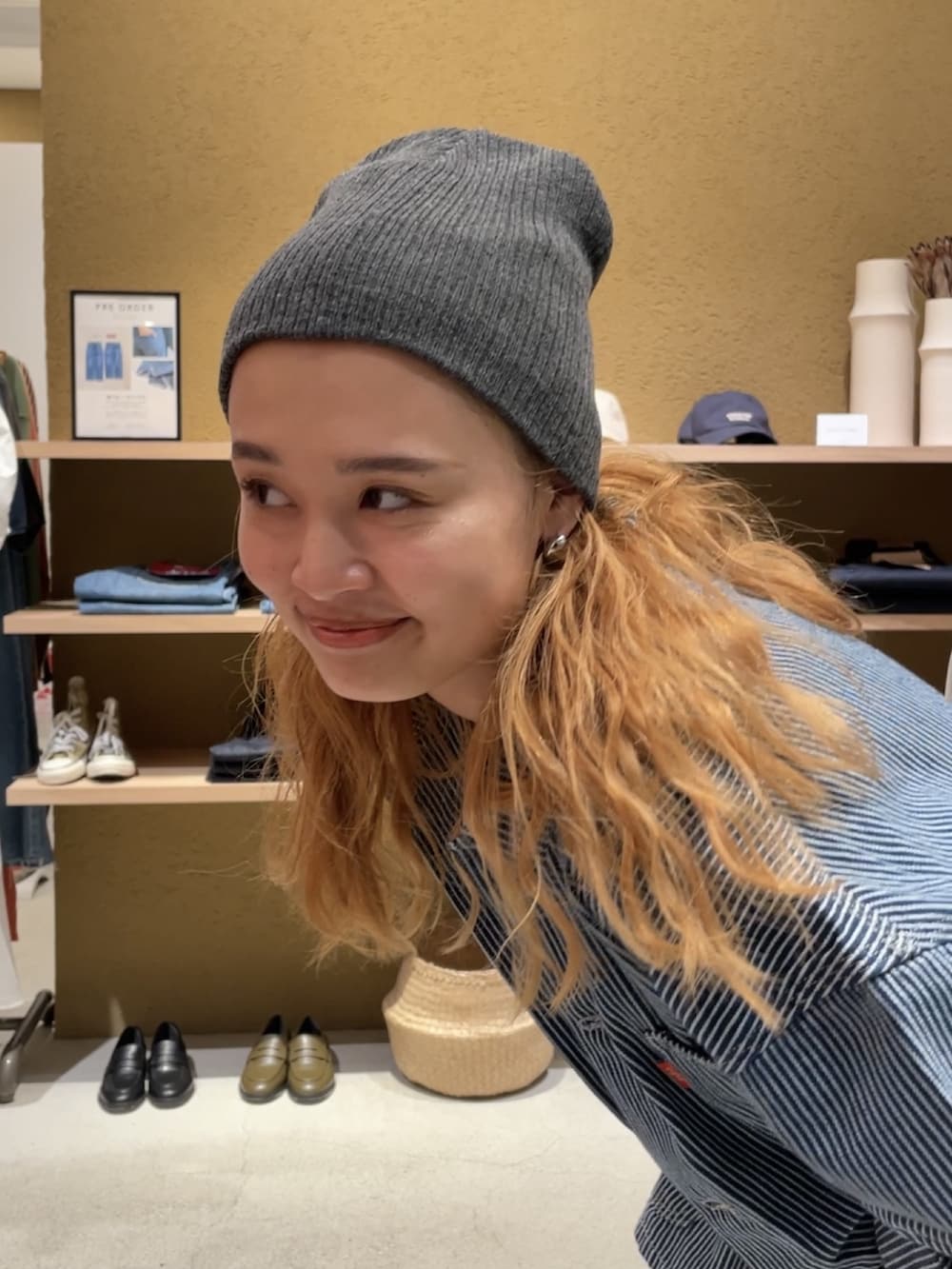 その他のブルゾン、その他のデニムパンツ、グレー系のニットキャップ/ビーニーを着用したレディースの秋コーディネートの3枚目の写真