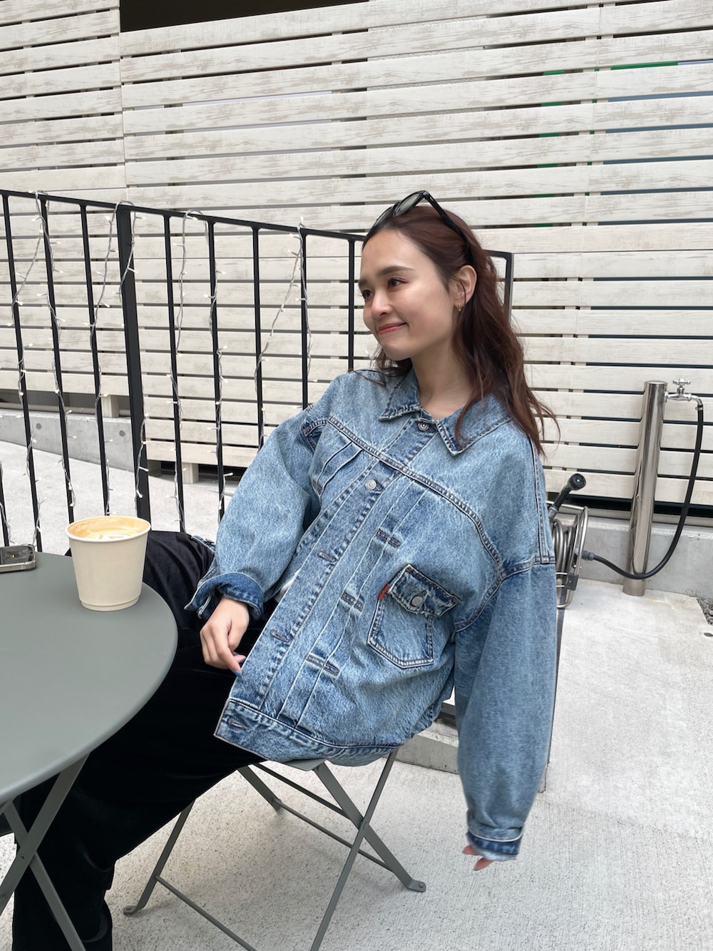 ブルー系のデニムジャケットを着用したレディースの冬コーディネートの2枚目の写真