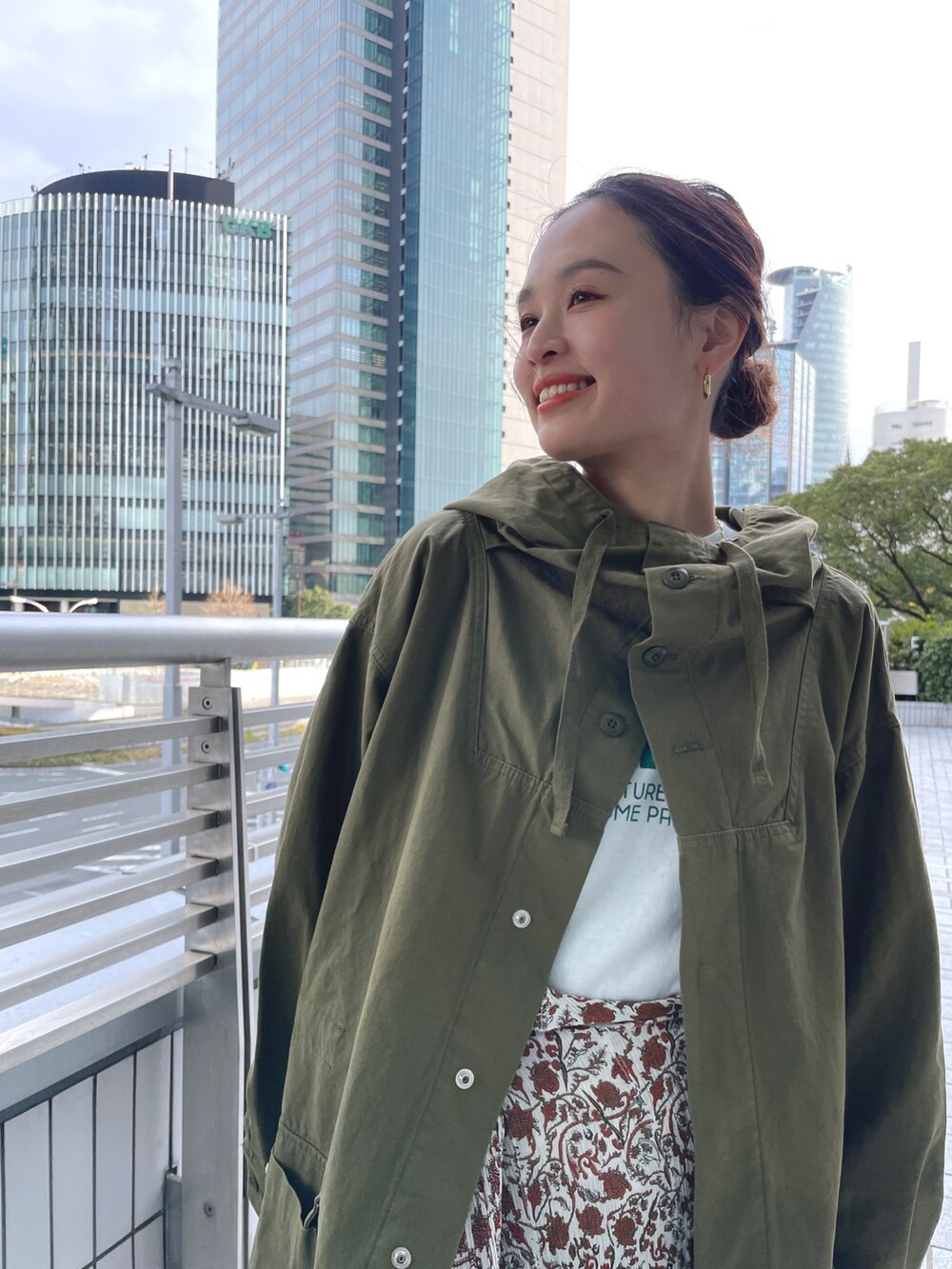 グリーン系のブルゾン、ホワイト系のTシャツ/カットソー、ホワイト系のワンピースを着用したレディースの冬コーディネートの7枚目の写真