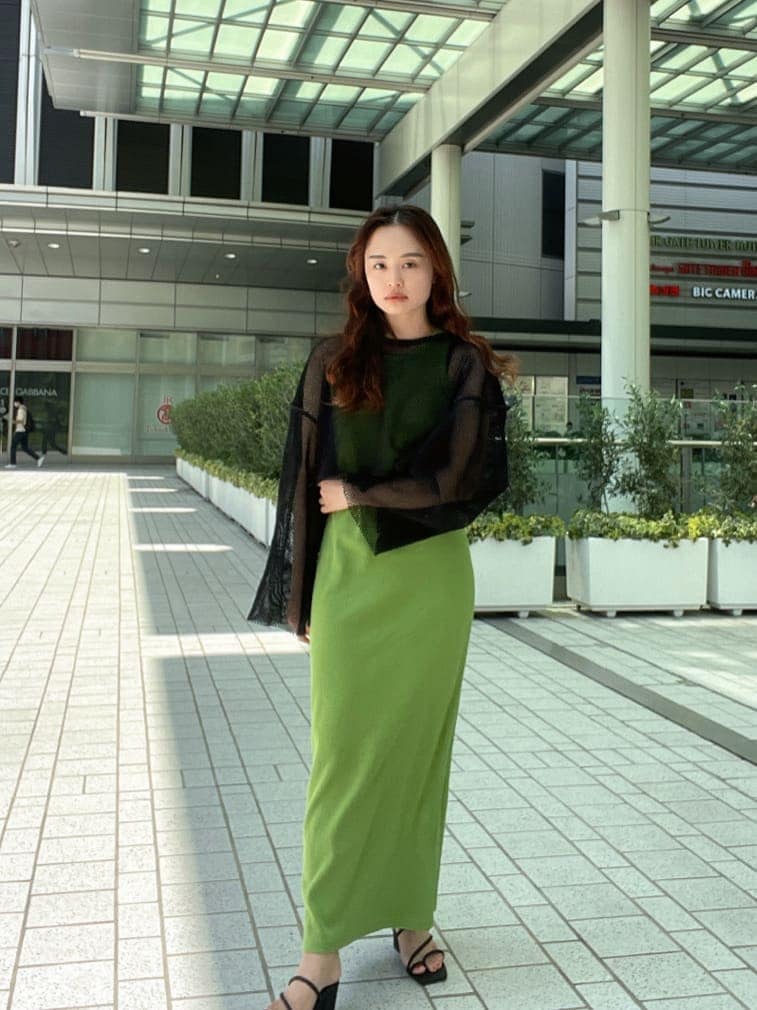 ブラック系のサンダル、ブラック系のTシャツ/カットソー、グリーン系のワンピースを着用したレディースの春コーディネートの4枚目の写真