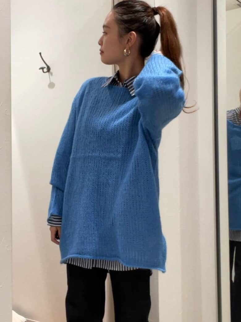 ブルー系のニット/セーター、ブルー系のシャツ/ブラウス、ブルー系のデニムパンツを着用したレディースの秋コーディネートの2枚目の写真