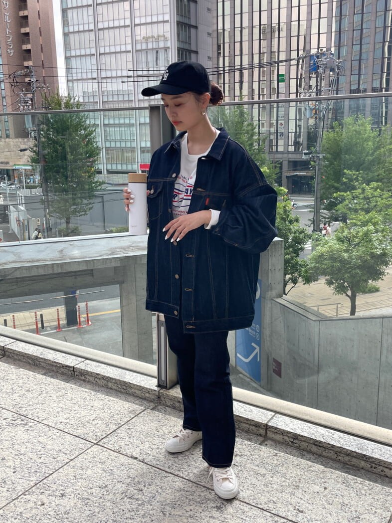 ブルー系のデニムジャケット、ブルー系のデニムパンツ、ホワイト系のTシャツ/カットソーを着用したレディースの夏コーディネートの7枚目の写真