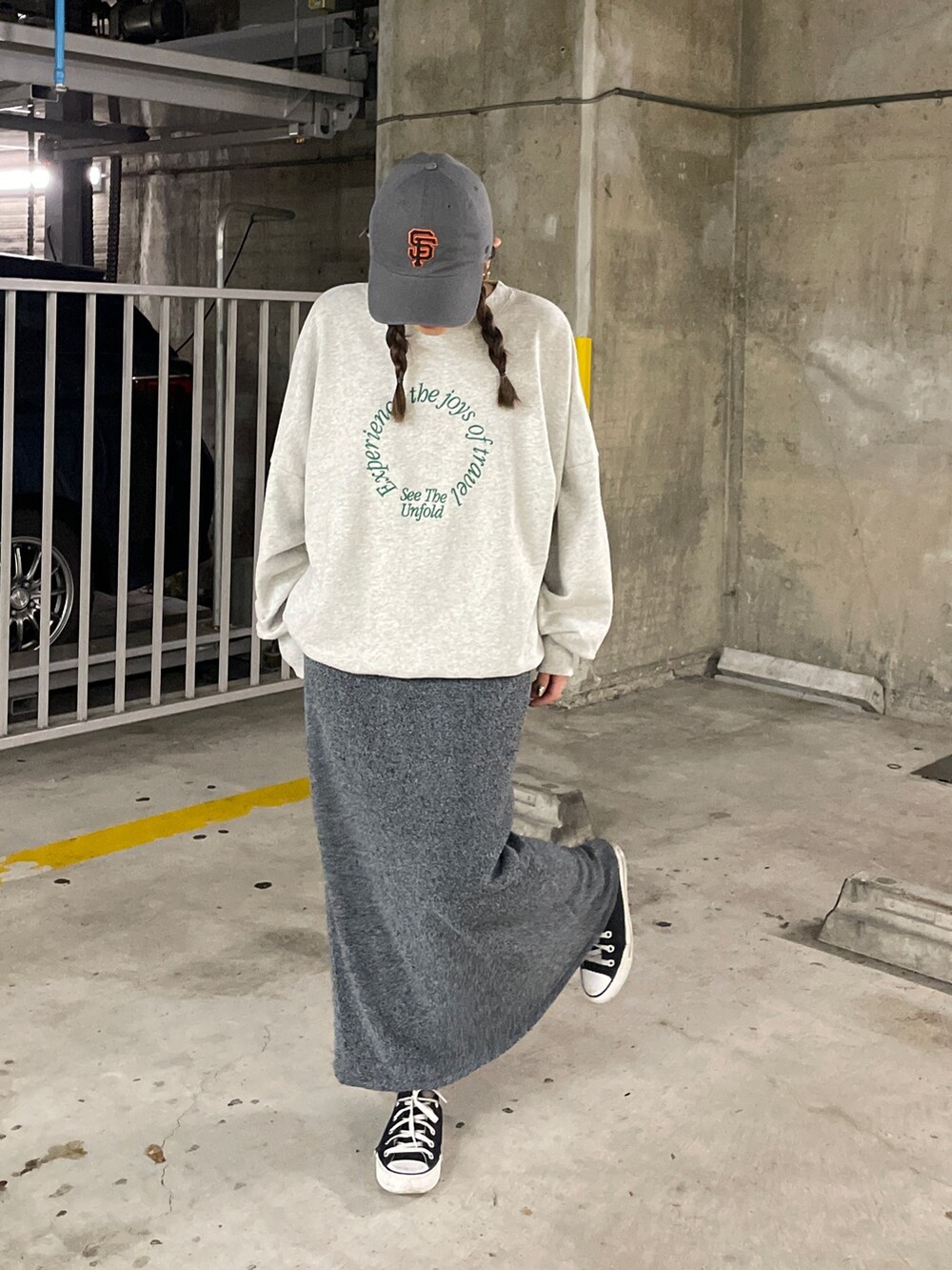 グレー系のスウェット、グレー系のスカートを着用したレディースの冬コーディネートの4枚目の写真