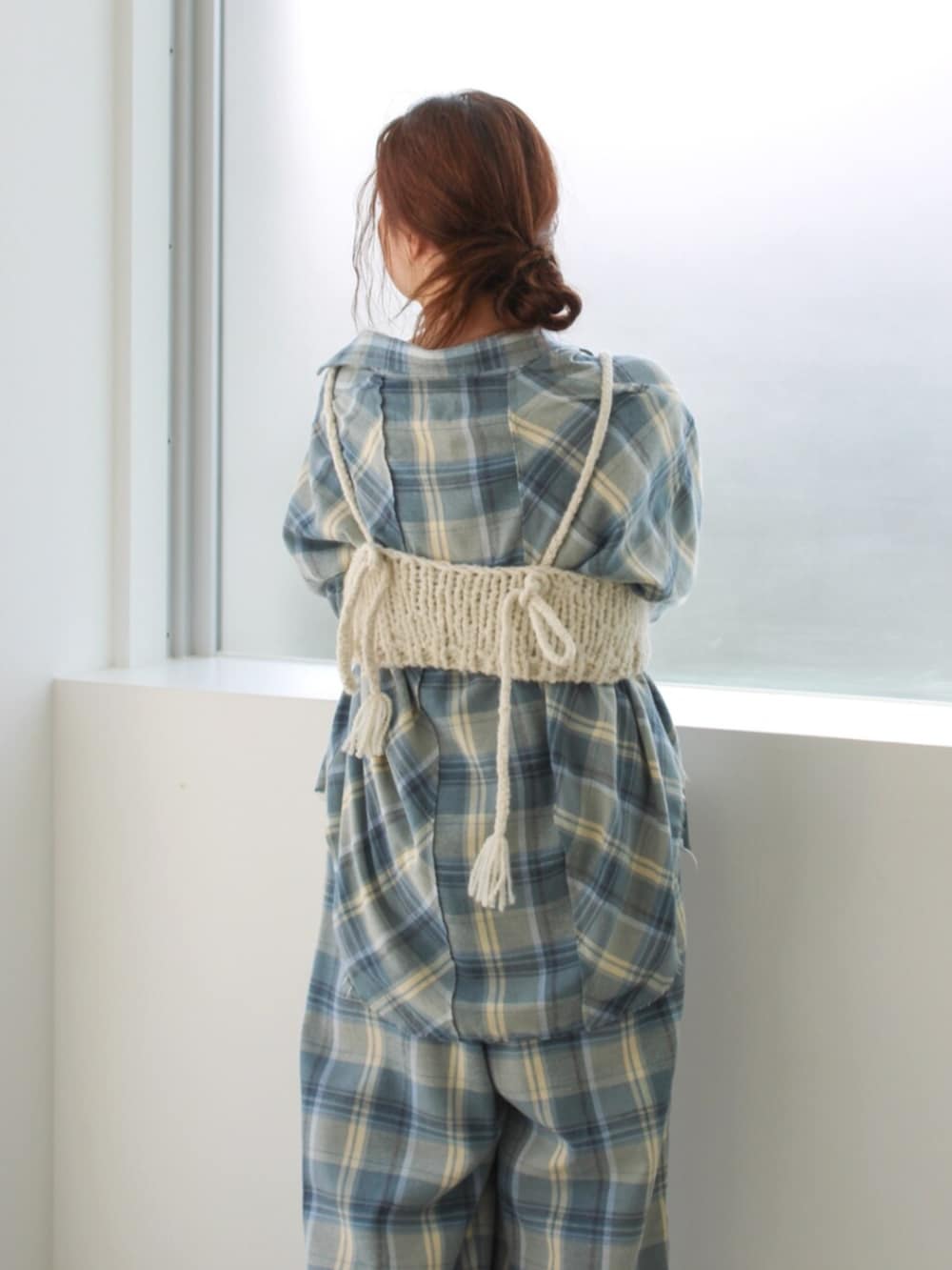 ブルー系のシャツ/ブラウス、ブルー系のその他パンツ、ホワイト系のキャミソールを着用したレディースの夏コーディネートの4枚目の写真