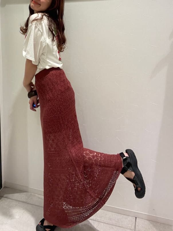 ホワイト系のTシャツ/カットソー、オレンジ系のスカート、ブラウン系のブレスレットを着用したレディースの春コーディネートの3枚目の写真